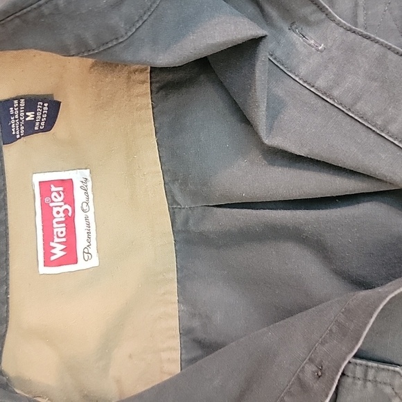 Wrangler Men's size Medium Grey shirt with front pockets - Picture 2 of 4